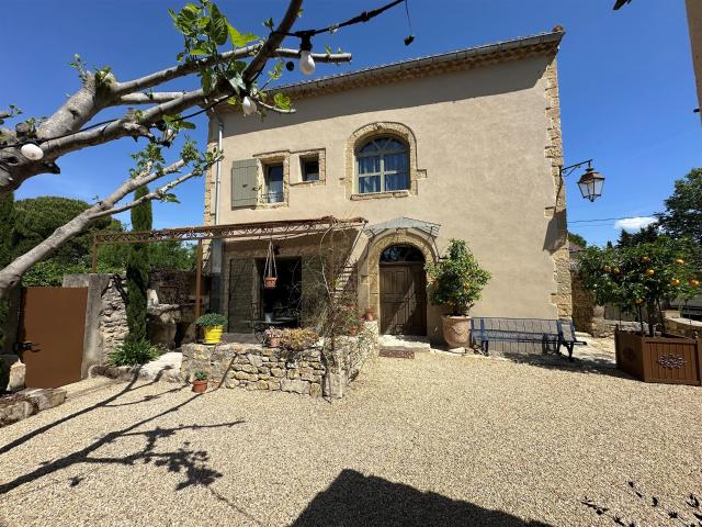 3 km d’Uzès centre, maison restaurée de 220 m². Jardin, pisc. 220m² Uzès