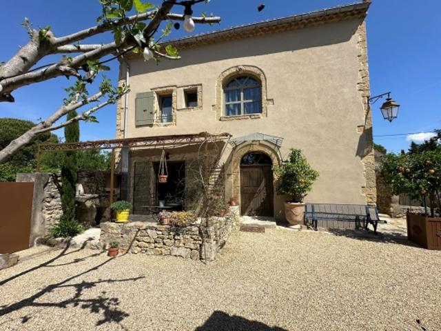 3 km d’Uzès centre, maison restaurée de 220 m². Jardin, piscine, grandes dépendances. Aucune nuisance