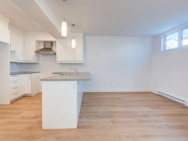 3 ½ Lumineux Avec Balcon Et Stationnemen