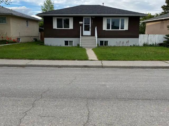 3 large bedroom main floor detached house