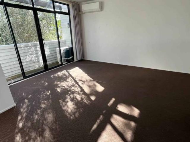 3 LEVEL TOWNHOUSE, POPULAR GREY LYNN, GREAT SC.