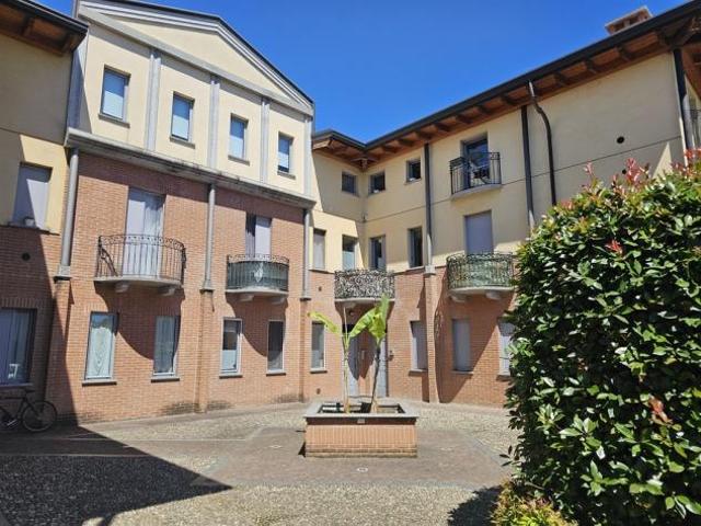 3 LOCALI ARREDATO CON CUCINA ABITABILE, DOPPI SERVIZI E CANTINA