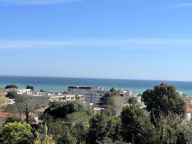 Appartement 3 pièces avec vue mer à Saint Laurent du Var Dernier étage, terrasse XXL et garage fermé !