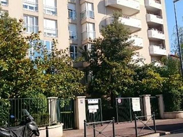 3 pièces à proximité du Parc Pic dans un immeuble de 1994. 65m² Vanves