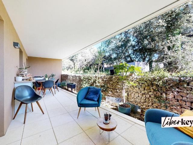 3 pièces avec terrasse, vue sur le parc et le château. 2 sta. 58m² Castries
