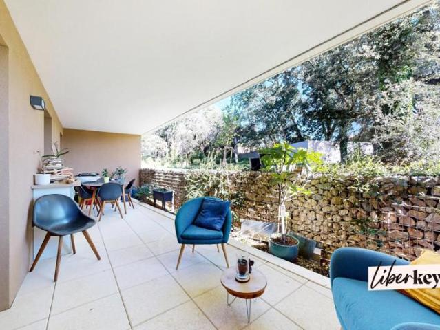 3 pièces avec terrasse, vue sur le parc et le château. 2 stationnements