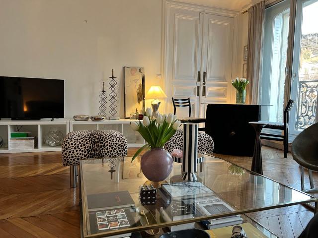 3 pieces centre de Paris 1ere, Paris Amsterdam Apartments for Rent