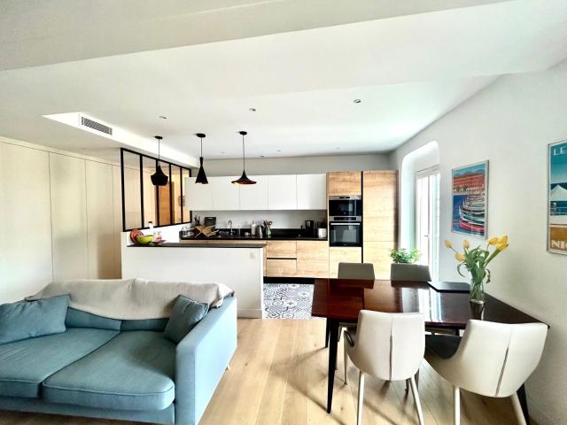 3 Pieces Dernier Etage Port De Nice 61m² Nice