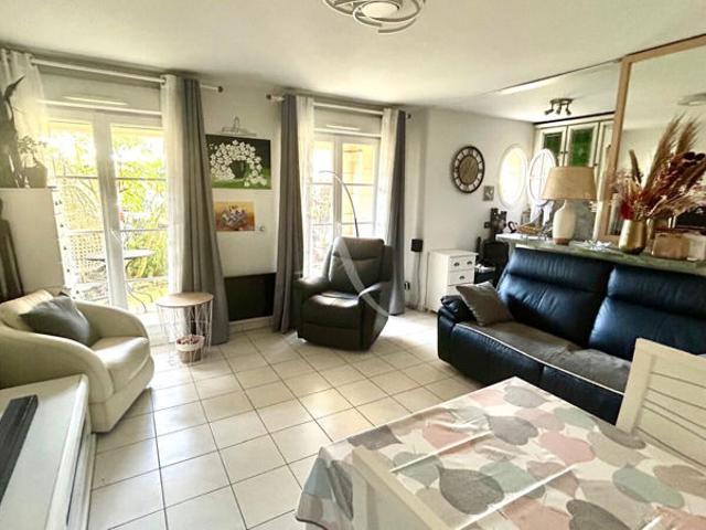 T3 rez de jardin avec jardin 50 m², box fermé,centre ville proche commodités