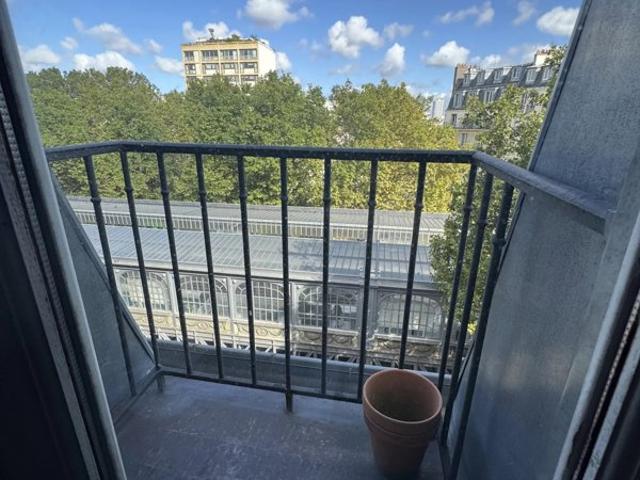 3 pièces enterement rénové, dernier étage avec ascenseur et 4 balcons