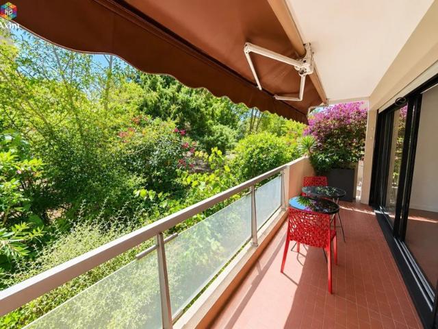 3 pièces entièrement rénové en rez de jardin avec balcons, au ca