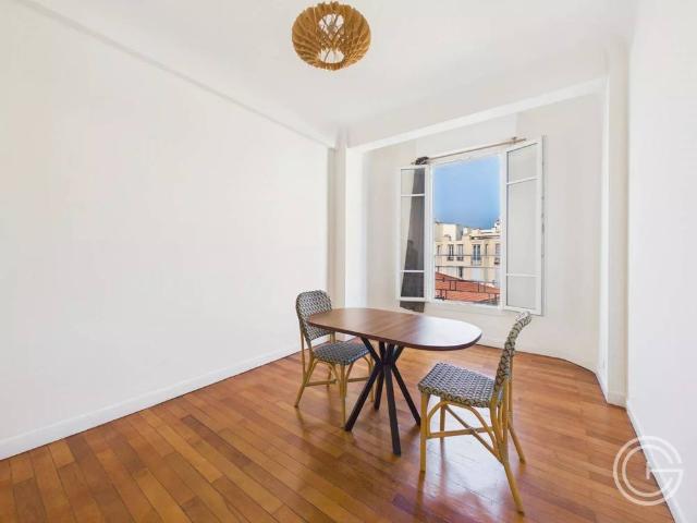3 PIECES MEUBLE 4 RUE PERE AUGUSTE VALENSIN NICE FLEURS