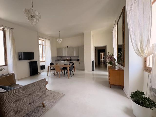 3 Pièces Rénové Par Designer Dans Une Résidence Historique D. 81m² Nice