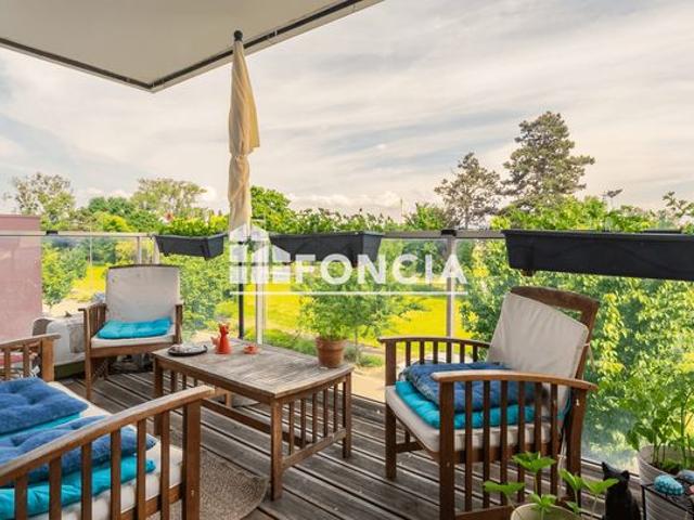 3 pieces sans vis a vis dans cadre de verdure