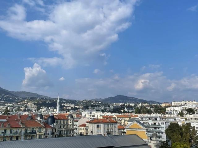 3 PIIECES DERNIER ETAGE LIBERATION