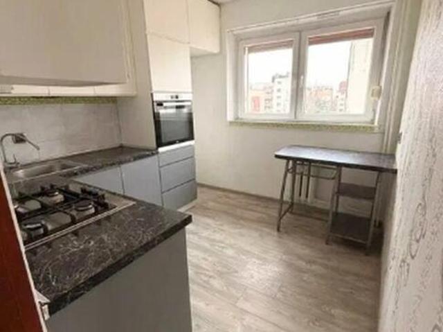 3 pokoje + balkon. 4000 za metr