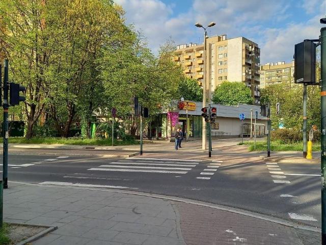 3 pokojowe mieszkanie do remontu z balkonem i parkingiem