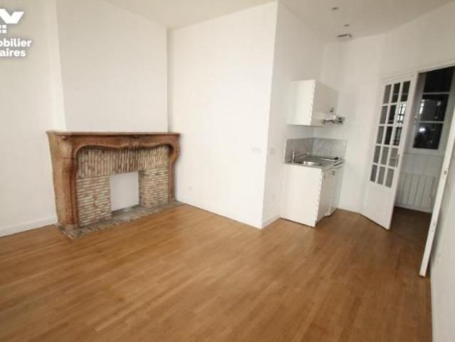 3 RUE DU CHATELET, 71100 CHALON SUR SAÔNE Au 1er étage d'une petite copropriété, en plein cent.