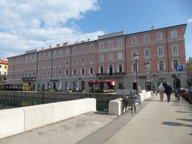 3 STANZE IN UFFICIO CONDIVISO CON VISTA MOZZA FIATO