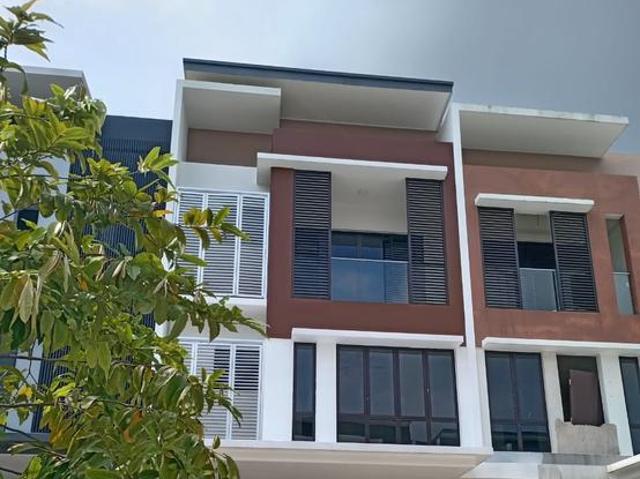 3 story link Setia Utama 2 Partially Furnished 6r6b new condition