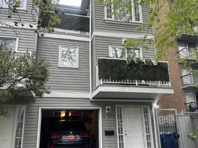3 Story Townhome 1,600sqft, 2 bed, 2 bath, Private Attached Garage + Park Pad