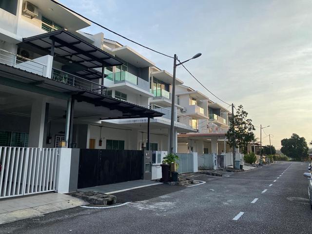 3 Storey Terrace House at Taman Perdana Simpang Ampat For Rent