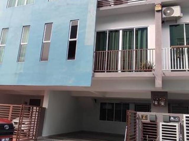 3 storey Thouse taman SpringField SDK