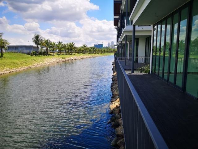 3 Storey Bungalow with canal view/10min to Johor Town Area