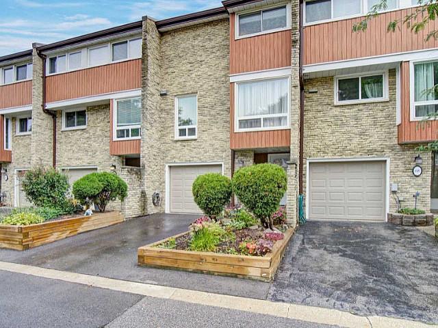 3 storey Condo Townhouse 3+1 Bed / 2 Bath