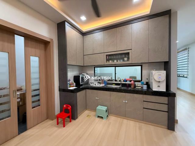 3 Storey Corner Shop 32x70 2240sf Freehold non bumi Tenanted RM5100, 1st floor vacant