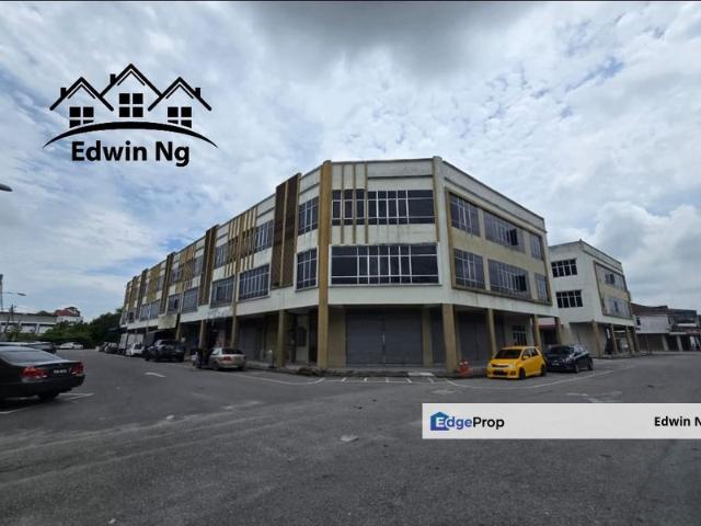 3 Storey Corner Unit at Pusat Perniagaan Parit Buntar, High Foot Traffic