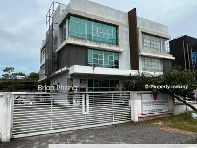 3 Storey Factory cum office with elevator in bukit jelutong for rent