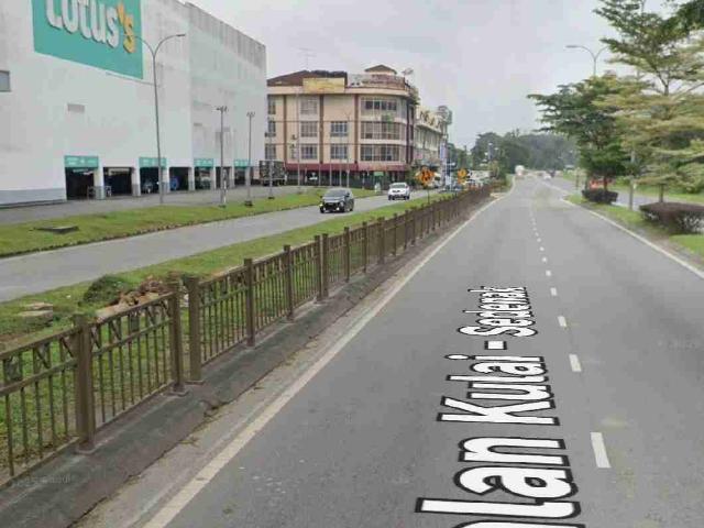 3 Storey Facing Mainroad Kulai