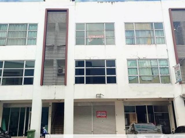 3 Storey Shop House For SALE ! Located at Uni Central