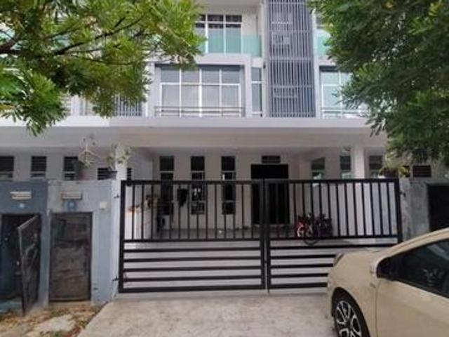 3 Storey House Bangi Avenue