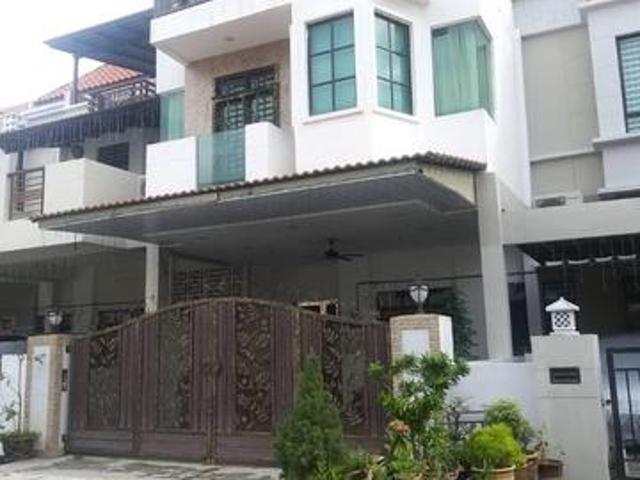 3 Storey House by the beach