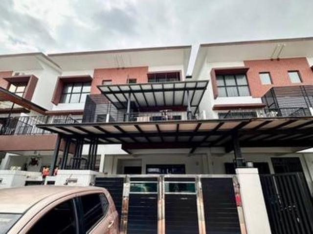 3 Storey Superlink Myra Meranti Puchong