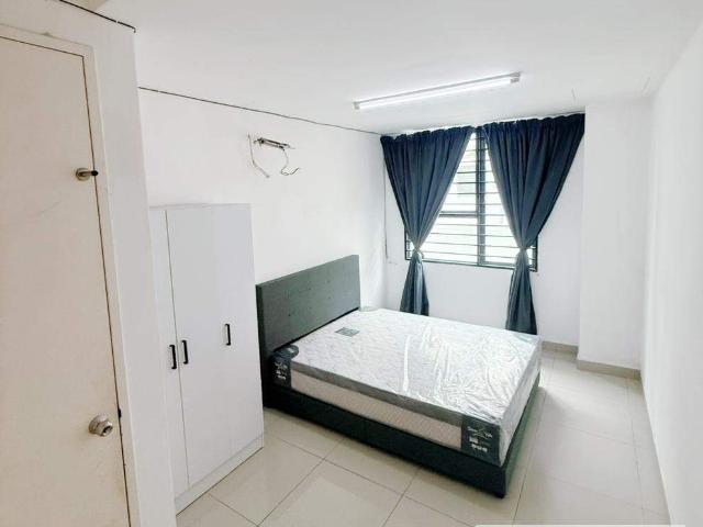 3 STOREYS LUXURY / HGH SECURITY/ PRIVATE BATHROOM / COMFY & ZEN Middle Room at Taman Meranti Jaya, Puchong