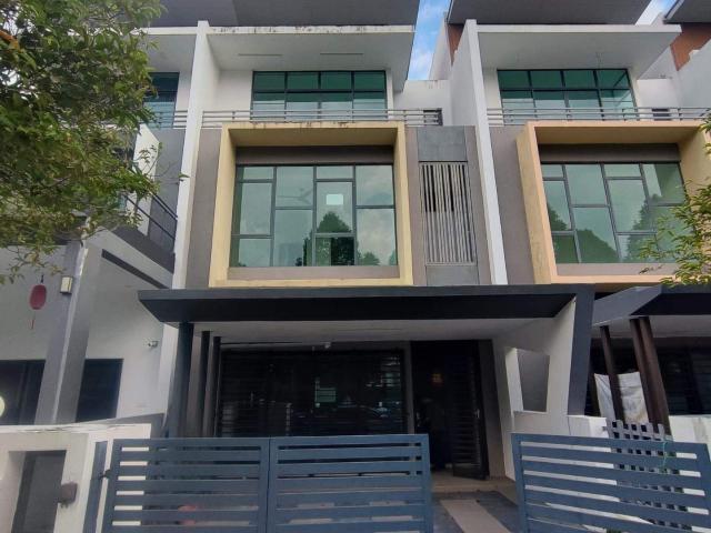 3 STOREYS LUXURY / HGH SECURITY/ PRIVATE BATHROOM / COMFY & ZEN Middle Room at Taman Meranti Jaya, Puchong