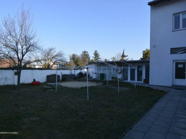 3 Wohnungshaus mit schöne Garten in grün ruhige Lage