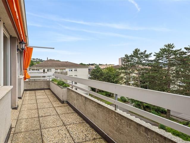 3 Zimmer Wohnung mit Balkon Blick und Garage – Zu renovieren