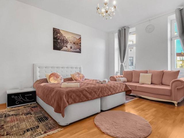 3 Zimmer Altbau mit Balkon in den Innenhof