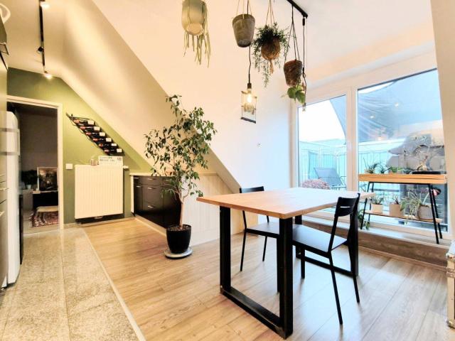 3 Zimmer Dachgeschosswohnung mit 2 Balkonen, Wintergarten Loggia & Weitblick U2 Hardeggasse fußläufig Klimaanlage & Küche