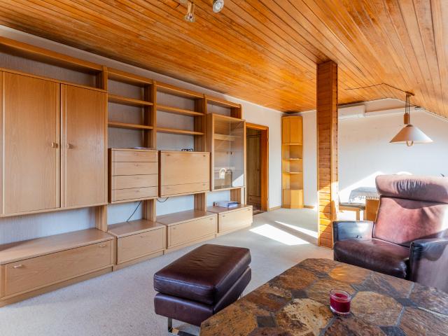 3 Zimmer Dachgeschosswohnung mit Tageslichtbad und Garage in kleinem Mehrfamilienhaus