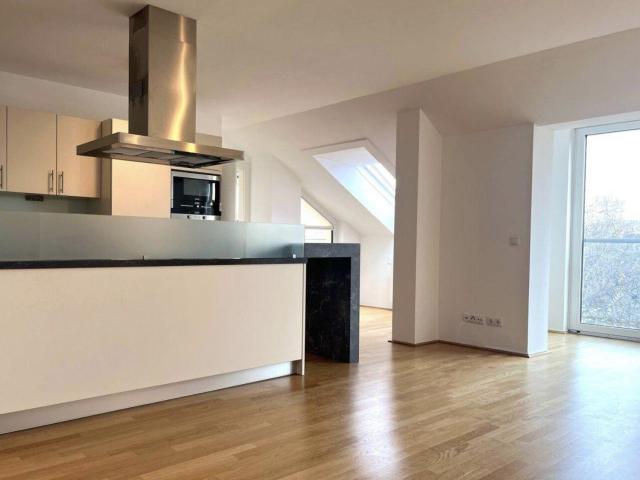 3 Zimmer Dachgeschosswohnung mit Terrasse in München Pasing