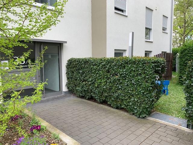 3 Zimmer EG Wohnung m. 83 m² DIN Wohnfläche, Südwestterrasse sowie 3 seitig umlaufenden Garten