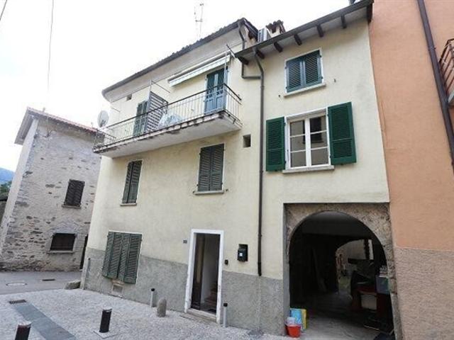 3 Zimmer Hausteil mit Balkon im Dorfkern / part of a 3 room house with balcony in the core