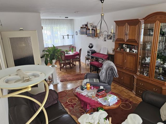 3 Zimmer Hochparterre Wohnung mit Balkon in Hof
