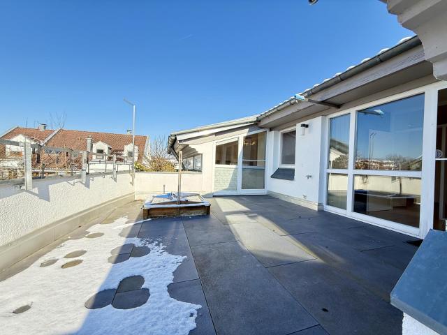 3 Zimmer Penthouse Wohnung mit Top EBK, neuen Bädern uvm