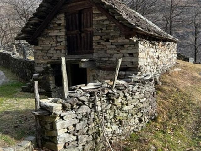 3 Zimmer Rustico mit Ausbaubewilligung mit Garten und Zufahrt / Rustico di 3 locali da riattare con giardino e accesso